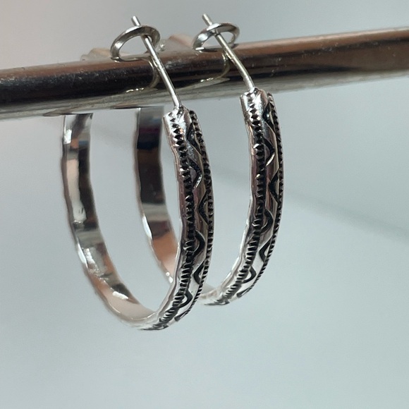 🆕 Scroll by Dillard’s Etched Design Silver-tone Hoop Lever-Back Earrings - Picture 8 of 11